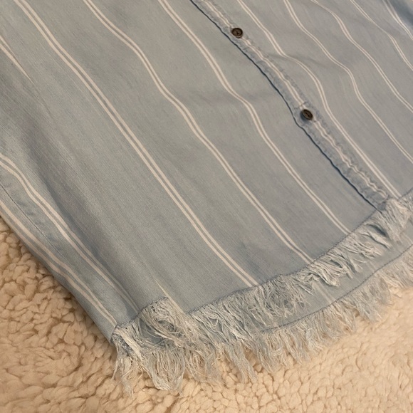 BeachLunchLounge button up tank - Picture 2 of 7